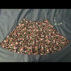 Forever 21 Flowery skirt 🌸🌸🌸